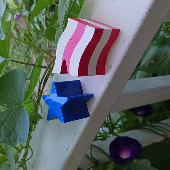 VINTAGE IN BOX Star & American Flag Salt & Pepper 3D Shaker Set - Picture 3 of 9